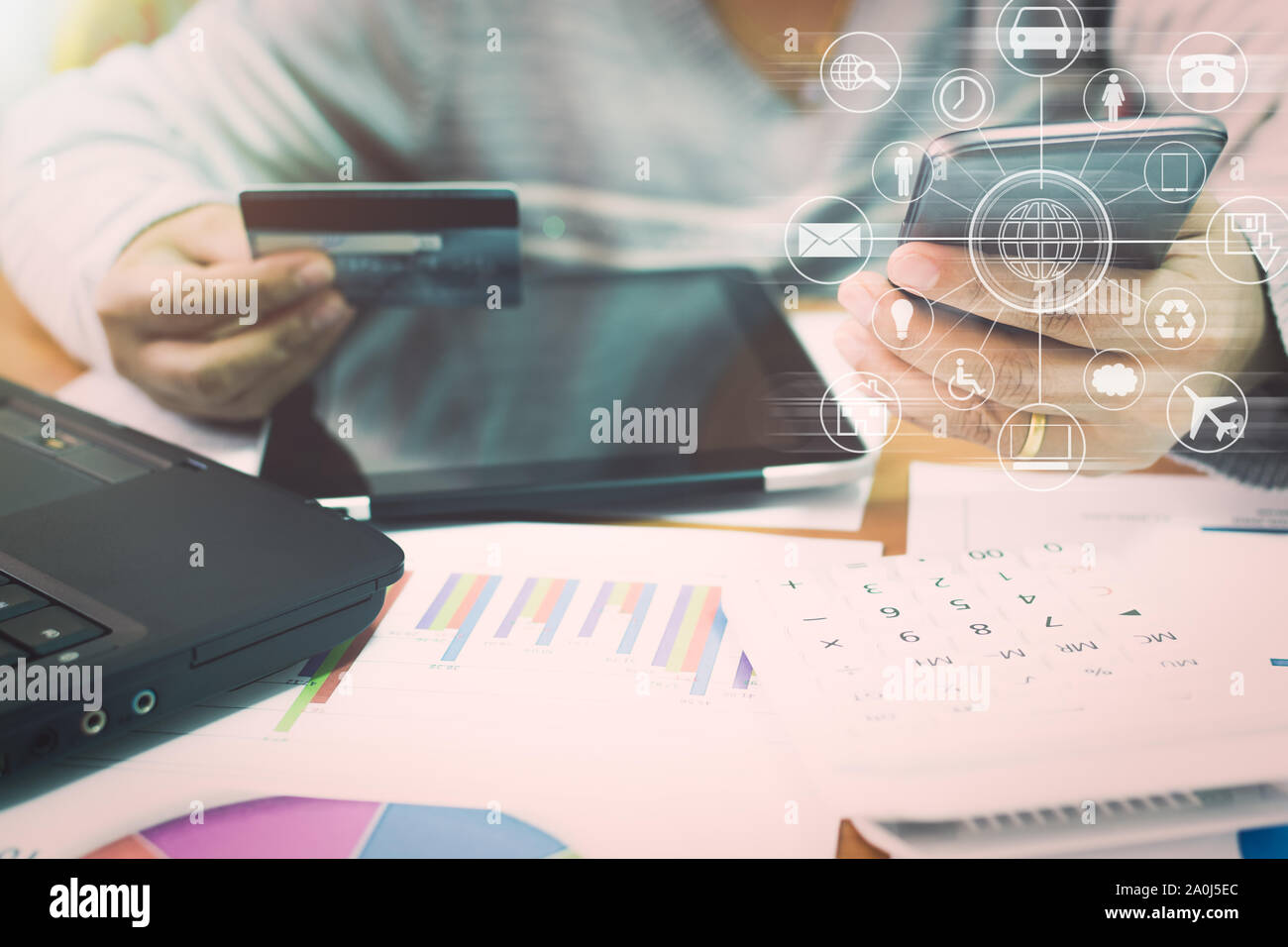 Geschäftsfrau mit Handy Zahlung per Kreditkarte mit Marketing Informationen Grafik und virtuellen grafisches Symbol Diagramm in Office Online. Stockfoto