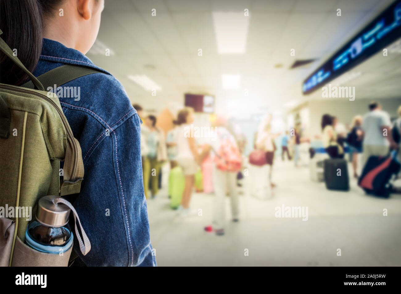 Mädchen mit Rucksack Eingabe zum Flughafen, Travel Concept. Stockfoto
