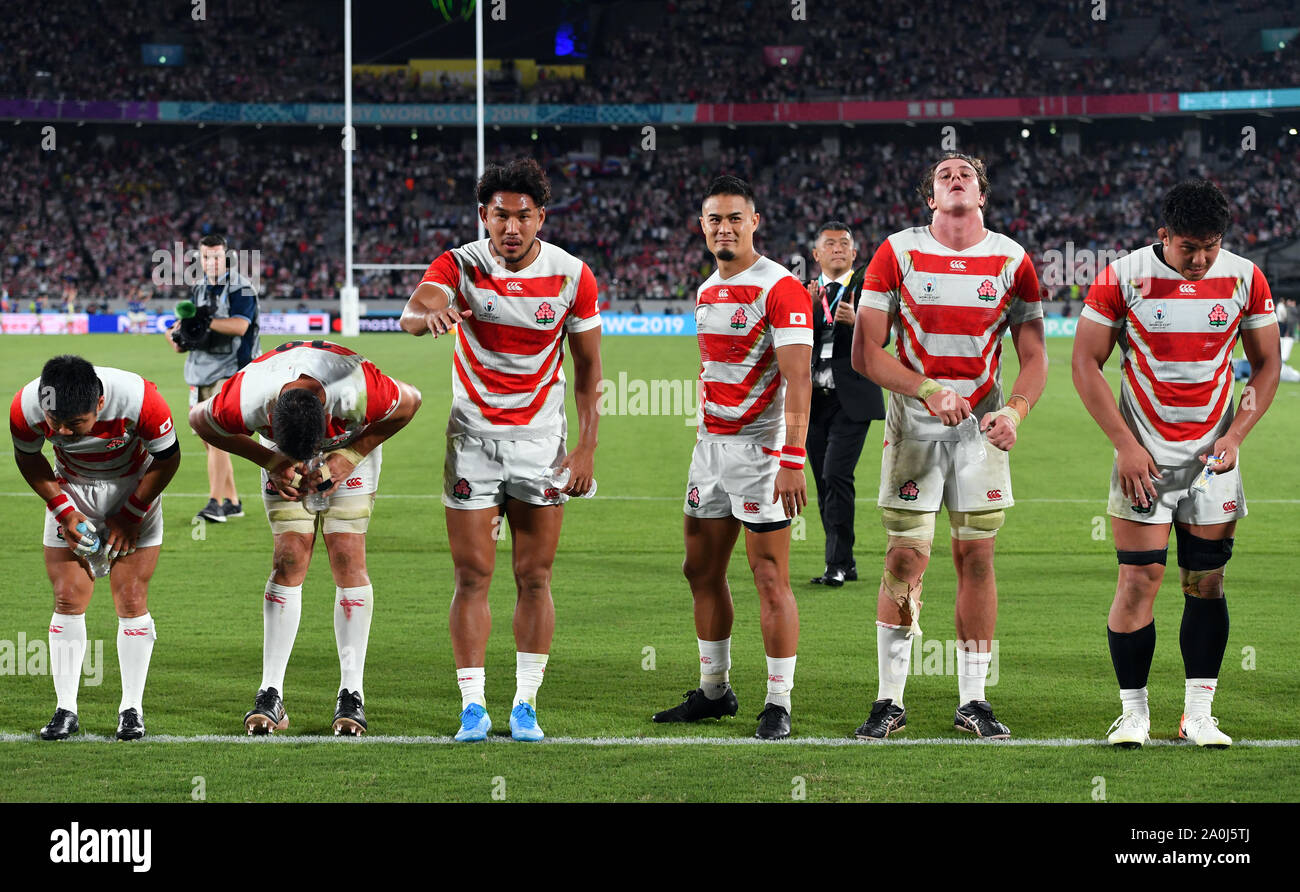 Japan Spieler beugen sich vor der Menge nach ihrem 30-10 Sieg im Pool EIN Spiel zwischen Japan und Russland im Tokyo Stadium, Tokio, Japan. Bilddatum: Freitag, 20. September 2019. Siehe PA Story RUGBYU Japan. Das Foto sollte lauten: Ashley Western/PA Wire. Stockfoto