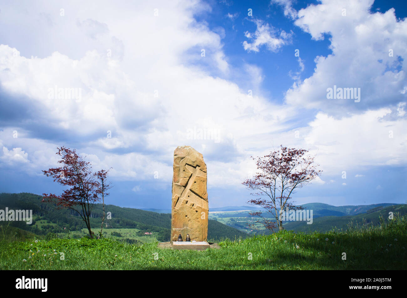 Das Denkmal für die Luftschlacht über Bile Karpaty Gebirge in Vyskovec, Südböhmen, Tschechische Republik, am 5. Juni 2019. Am 29. August 1944, 599 Bomber Stockfoto