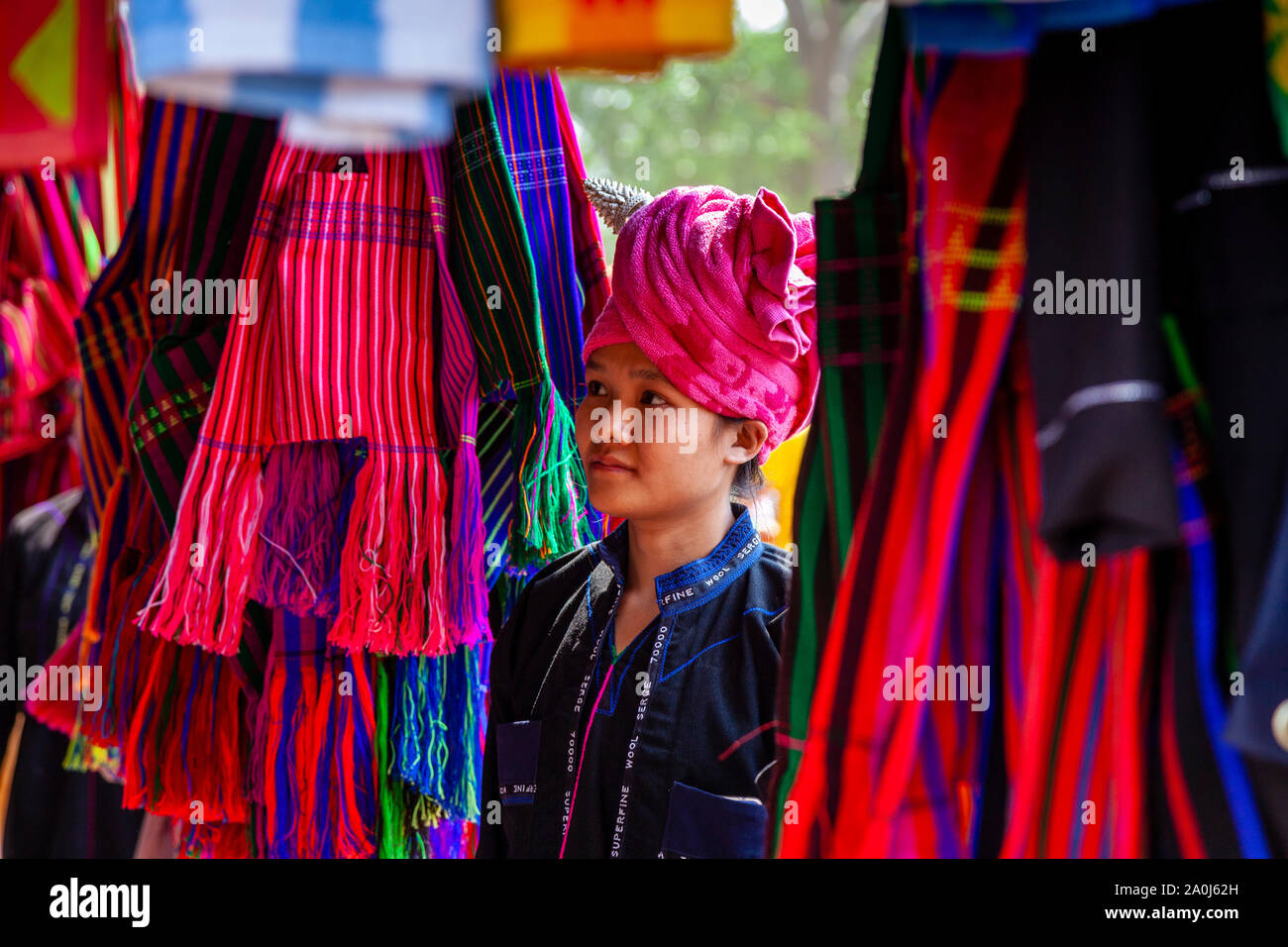 Eine junge Frau aus der Pa'O ethnische Gruppe Durchsuchen der Markt an der Kakku Pagode Festival, Taunggyi, Shan Staat, Myanmar. Stockfoto