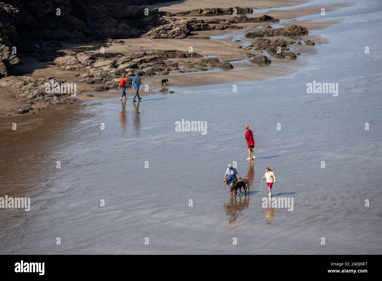 LITTLE HAVEN, PEMBROKESHIRE/UK - 14. SEPTEMBER: Menschen zu Fuß auf den Strand von Little Haven Pembrokeshire am 14. September 2019. Nicht identifizierte Personen Stockfoto