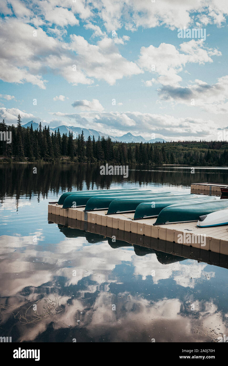 Leitung von Kanus auf einem Dock am Pyramid Lake in Jasper, Alberta. Stockfoto