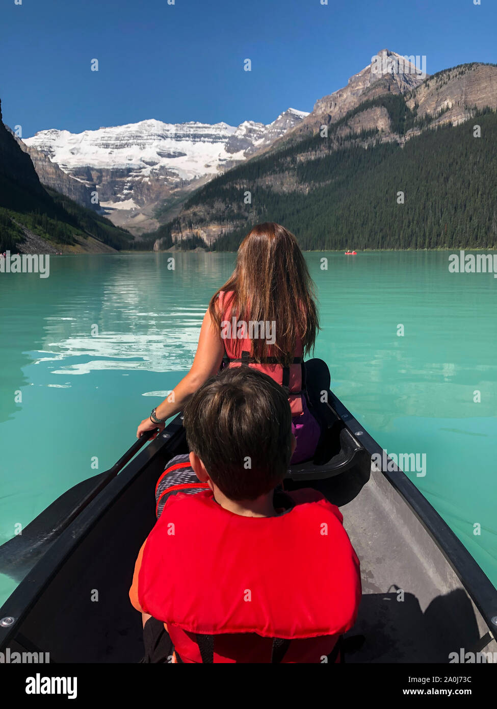 Frau und Junge, Kanu fahren auf dem Lake Louise, Alberta, Kanada auf. Stockfoto