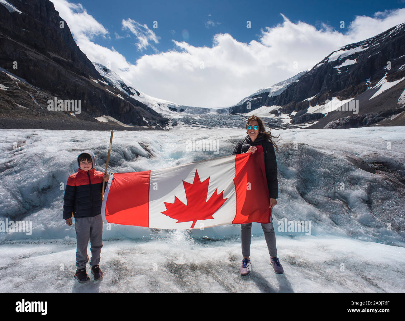 Mutter und Sohn holding Kanada Flagge auf Athabasca Gletscher in Alberta. Stockfoto