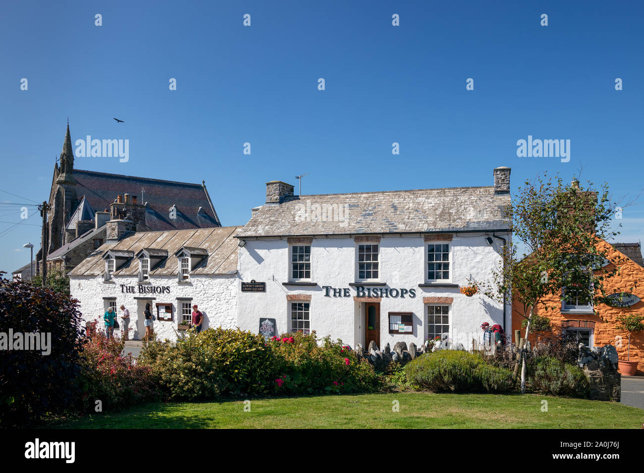 ST DAVID'S, PEMBROKESHIRE/UK - 13. SEPTEMBER: Blick auf die Gebäude in St. David's in Pembrokeshire am 13. September 2019. Nicht identifizierte Personen Stockfoto
