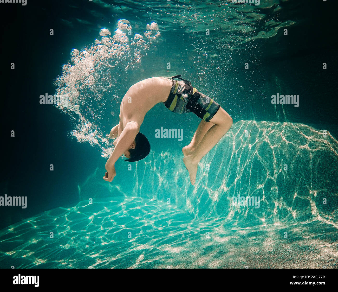 Unterwasser Bild der Teenager ein Flip unter Wasser zu tun. Stockfoto