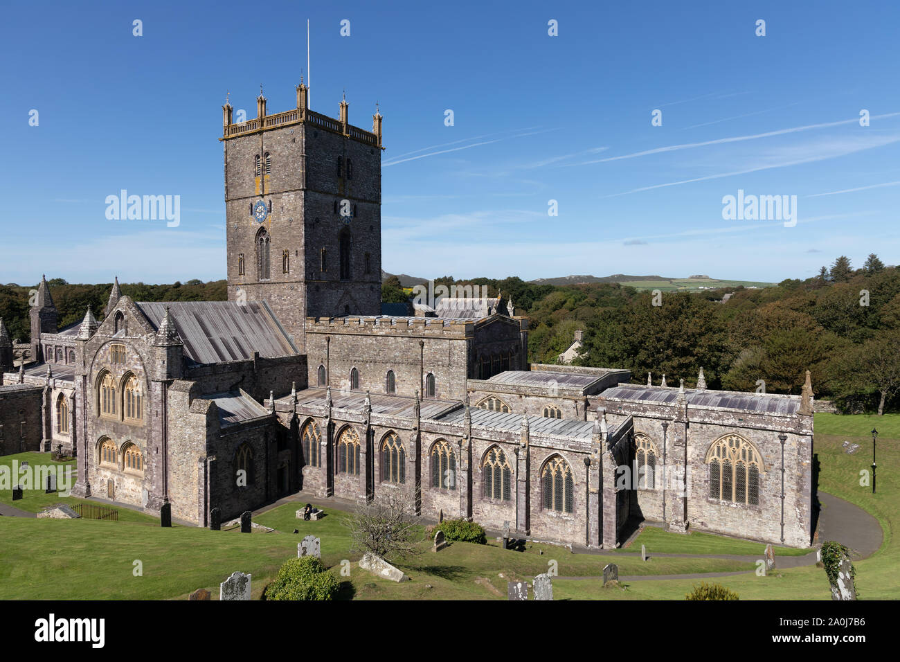 ST DAVID'S, PEMBROKESHIRE/UK - 13. SEPTEMBER: Blick auf die Kathedrale von St. David's in Pembrokeshire am 13. September 2019. Zwei unidentied Menschen Stockfoto