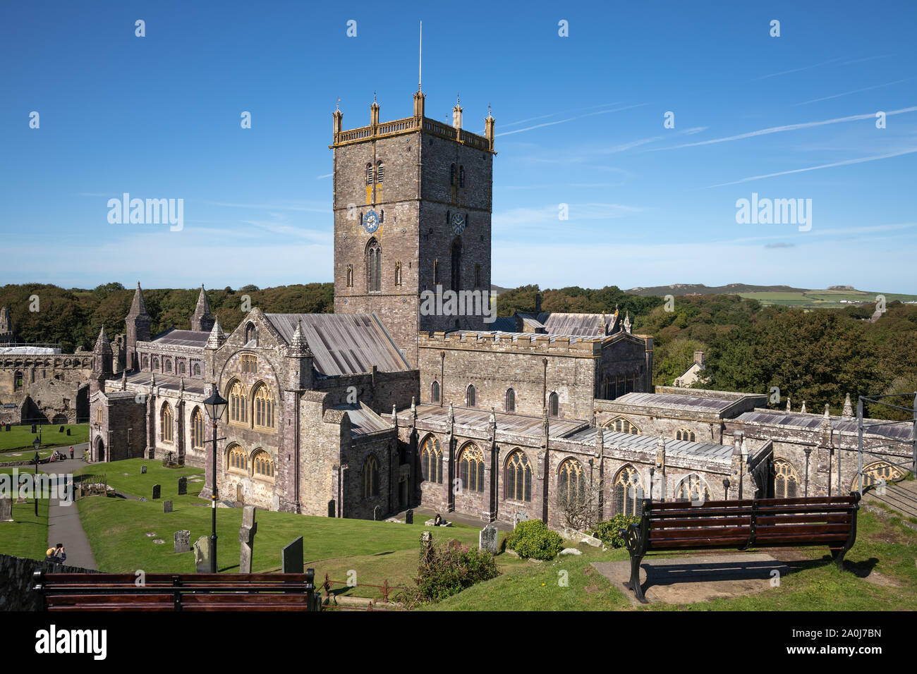 ST DAVID'S, PEMBROKESHIRE/UK - 13. SEPTEMBER: Blick auf die Kathedrale von St. David's in Pembrokeshire am 13. September 2019. Unidentied Menschen Stockfoto