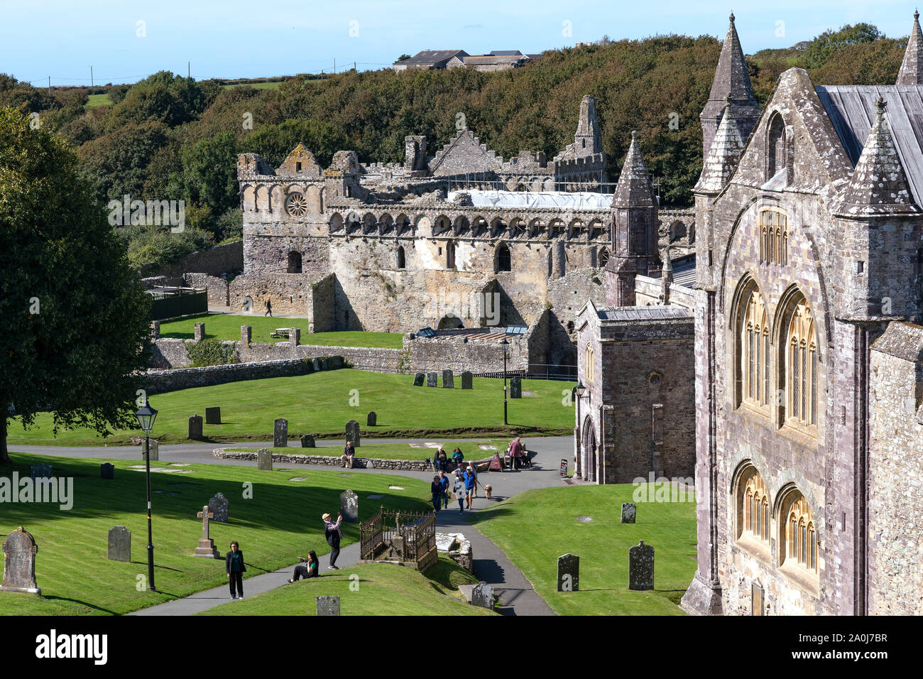 ST DAVID'S, PEMBROKESHIRE/UK - 13. SEPTEMBER: Blick auf die Kathedrale von St. David's in Pembrokeshire am 13. September 2019. Unidentied Menschen Stockfoto
