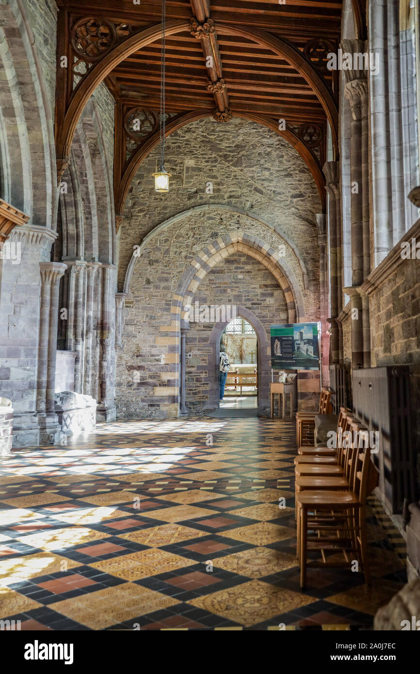 ST DAVID'S, PEMBROKESHIRE/UK - 13. SEPTEMBER: Innenansicht der Kathedrale von St David's in Pembrokeshire am 13. September 2019. Eine nicht identifizierte Person Stockfoto