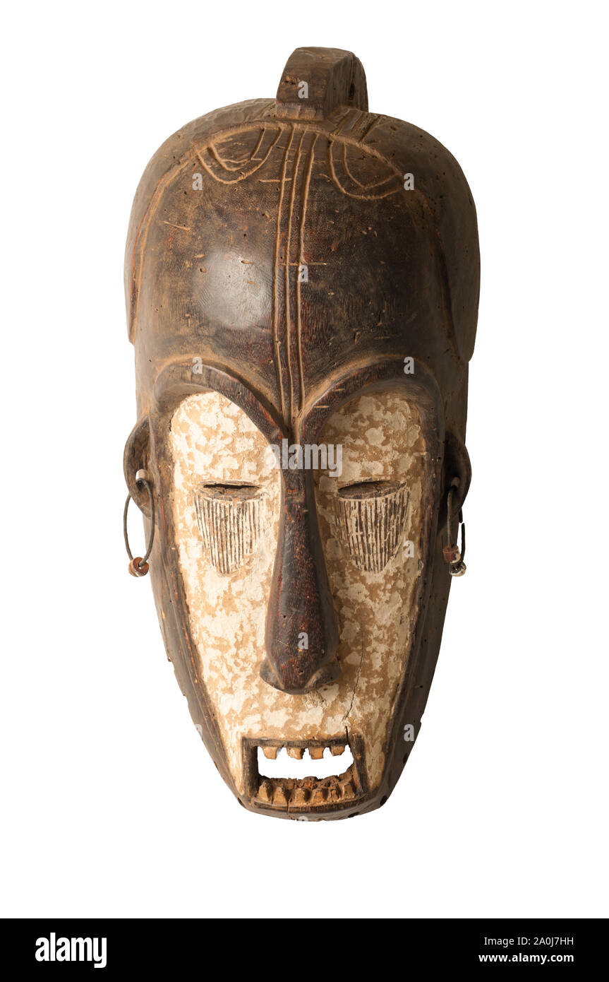 Eine Afrikanische zeremoniellen Maske in der Form einer weiblichen Figur in Holz isoliert auf weißem geschnitzt. Stockfoto