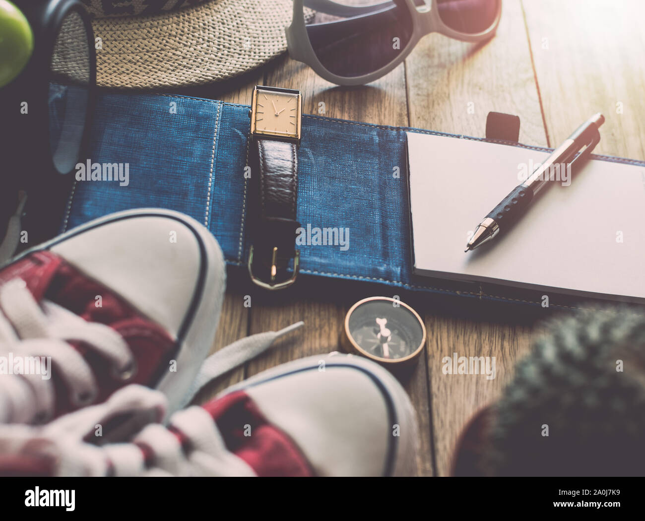 Pen und Notebook mit persönlichen Accessoire auf Holztisch. Travel Concept. Stockfoto