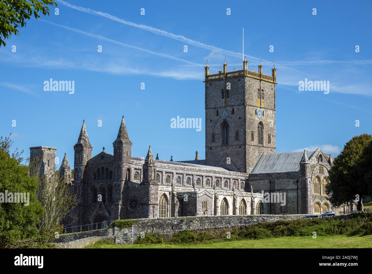 ST DAVID'S, PEMBROKESHIRE/UK - 13. SEPTEMBER: Blick auf die Kathedrale von St. David's in Pembrokeshire am 13. September 2019 Stockfoto