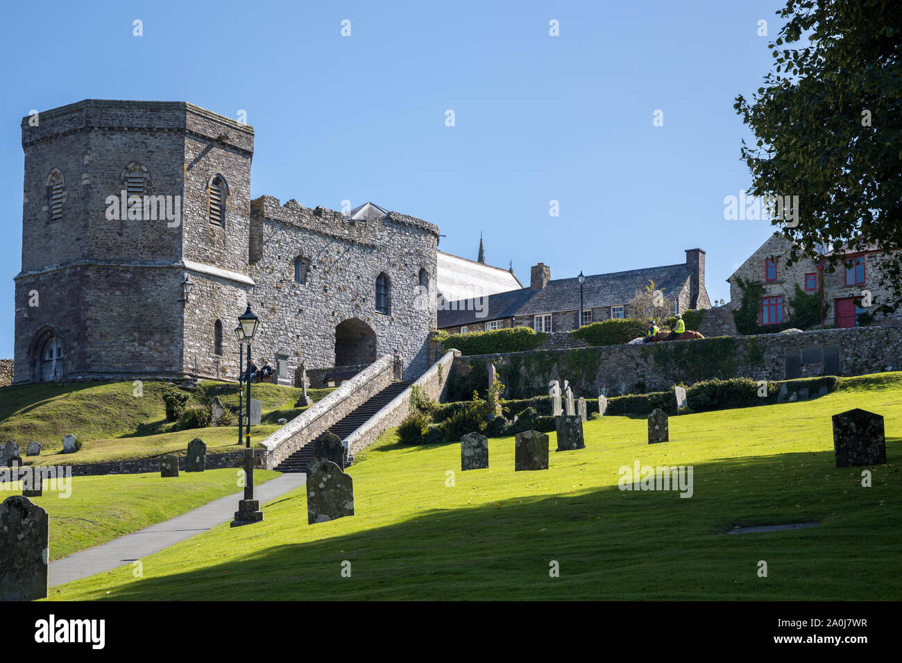 St David's, PEMBROKESHIRE/UK - 13. SEPTEMBER: Blick auf die Kathedrale von St. David's in Pembrokeshire am 13. September 2019. Vier unidentied Menschen Stockfoto