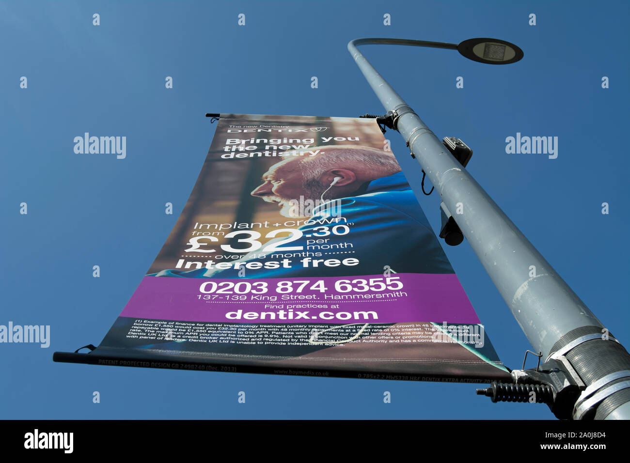 Hanging Banner Werbung für private Zahnheilkunde Firma dentix, in Hammersmith, London, England Stockfoto