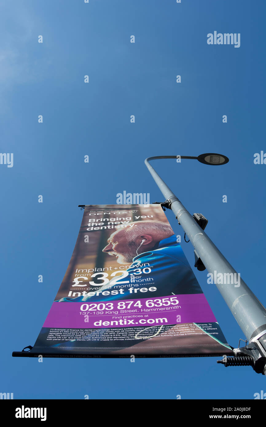 Hanging Banner Werbung für private Zahnheilkunde Firma dentix, in Hammersmith, London, England Stockfoto