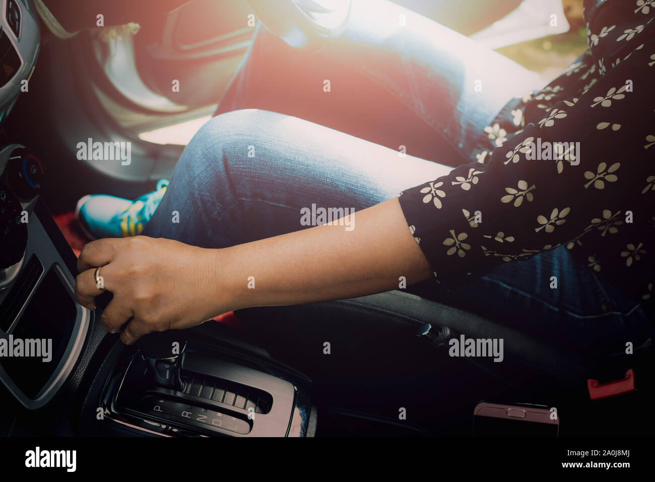 Frau im Auto ist abount Fahren unter Sonnenlicht zu starten. Stockfoto