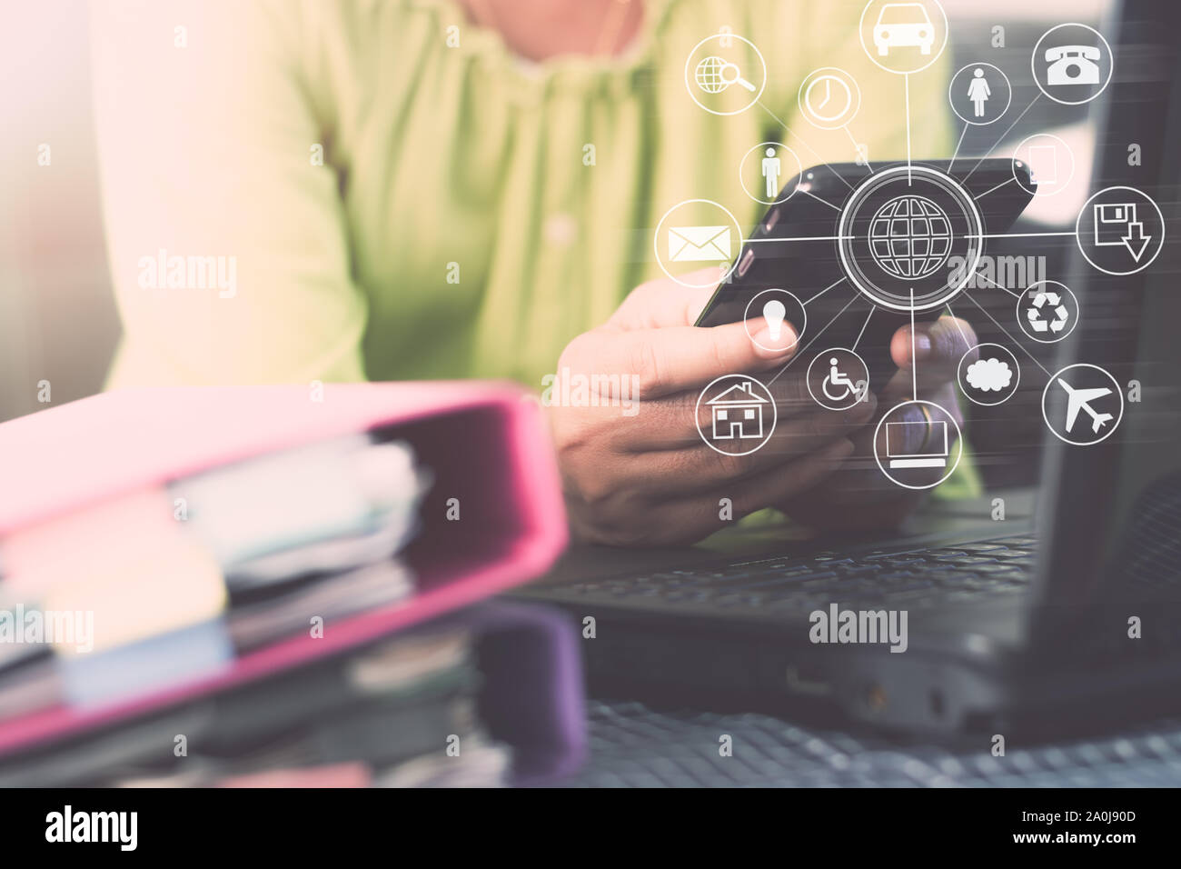Hände von Frau mit Handy für Zahlungen online shopping mit Laptop und Dokument auf dem Tisch mit virtuellen Symbol Diagramm. Geschäftliche und Finanzielle Stockfoto