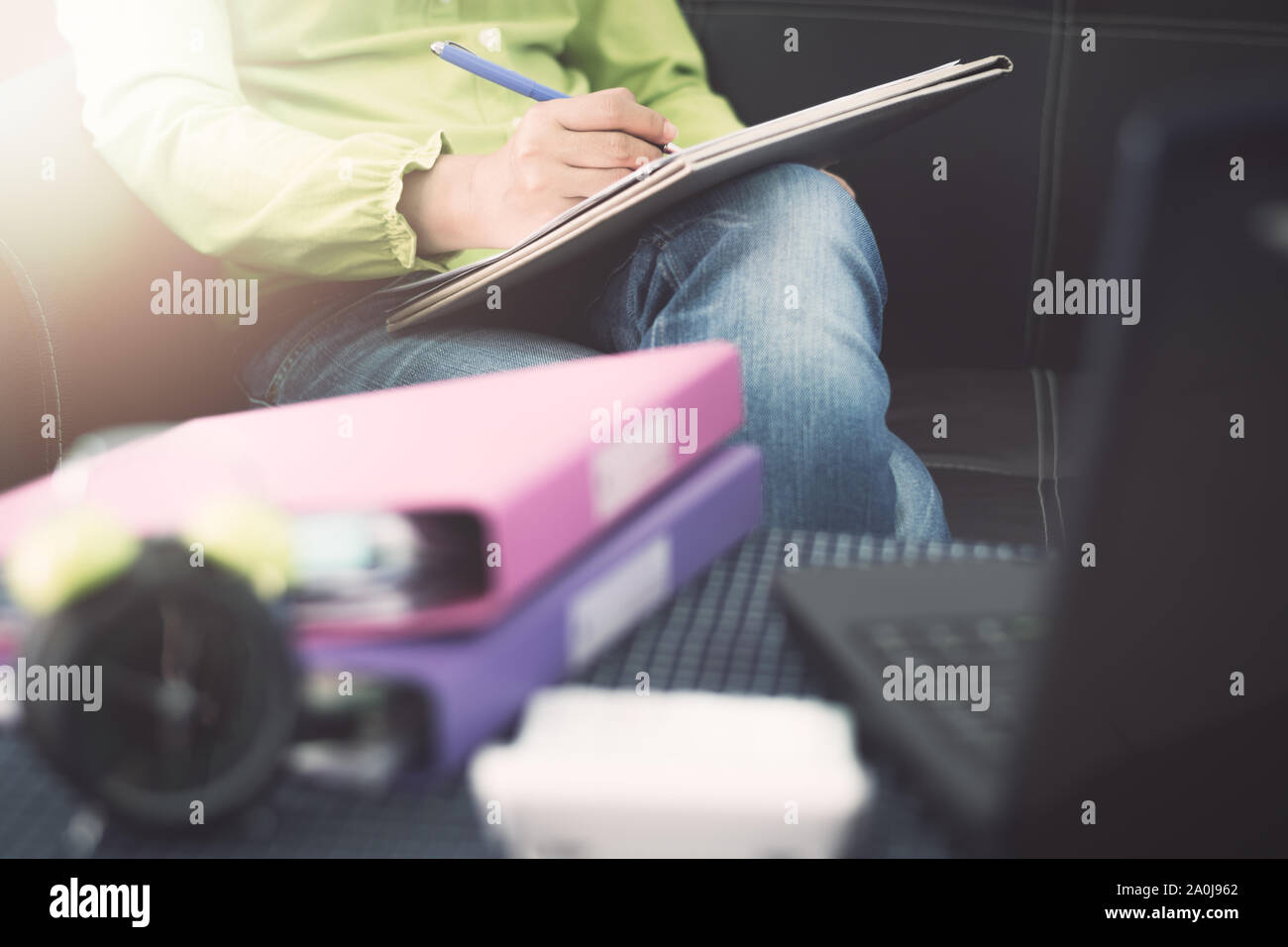 In legerer Kleidung mit Informationen Chart die Geschäftsfrau. Geschäftliche und Finanzielle Konzept. Stockfoto