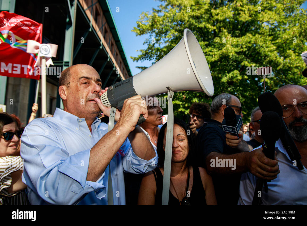 Der Generalsekretär der Demokratischen Partei Nicola Zingaretti erfüllt die Arbeiter der "La Perla" (den Luxus Lifestyle Company) während eines Protestes über einige legen Stockfoto