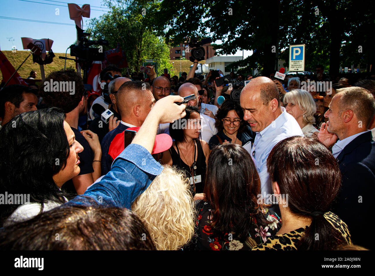 Der Generalsekretär der Demokratischen Partei Nicola Zingaretti erfüllt die Arbeiter der "La Perla" (den Luxus Lifestyle Company) während eines Protestes über einige legen Stockfoto