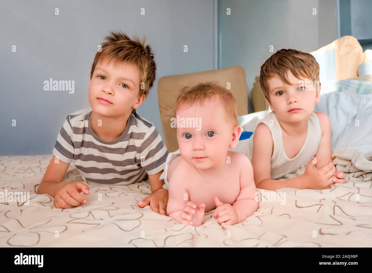 Geschwister Hintergrund. Drei Kinder in einer Familie. Die familiären Beziehungen. Brüder und Schwester Hintergrund. Happy Family Konzept. Schöne Kinder. Kaukasische Kinder schauen mit Interesse. Stockfoto