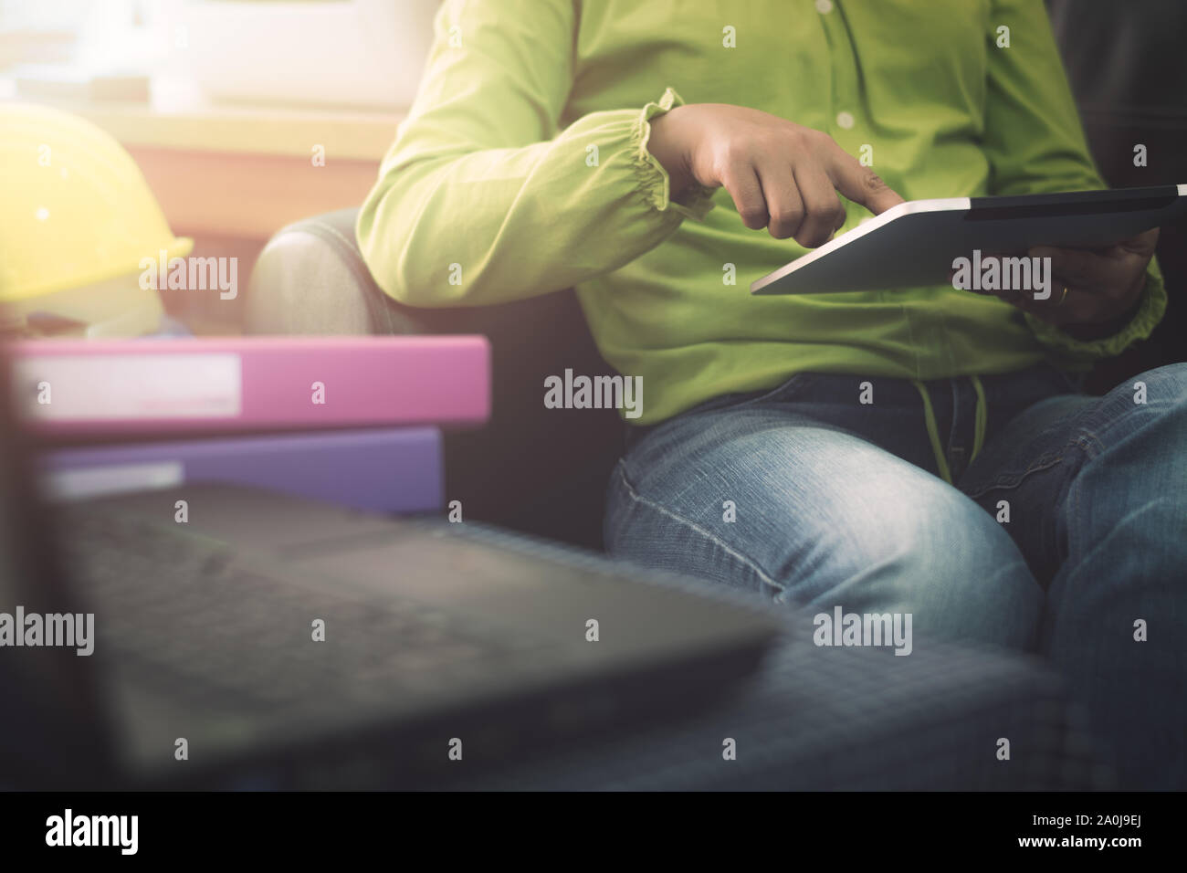 In legerer Kleidung holding Tablet mit online Geschäftsfrau. Bei Bestellungen über das Internet. Geschäftliche und Finanzielle Konzept. Stockfoto