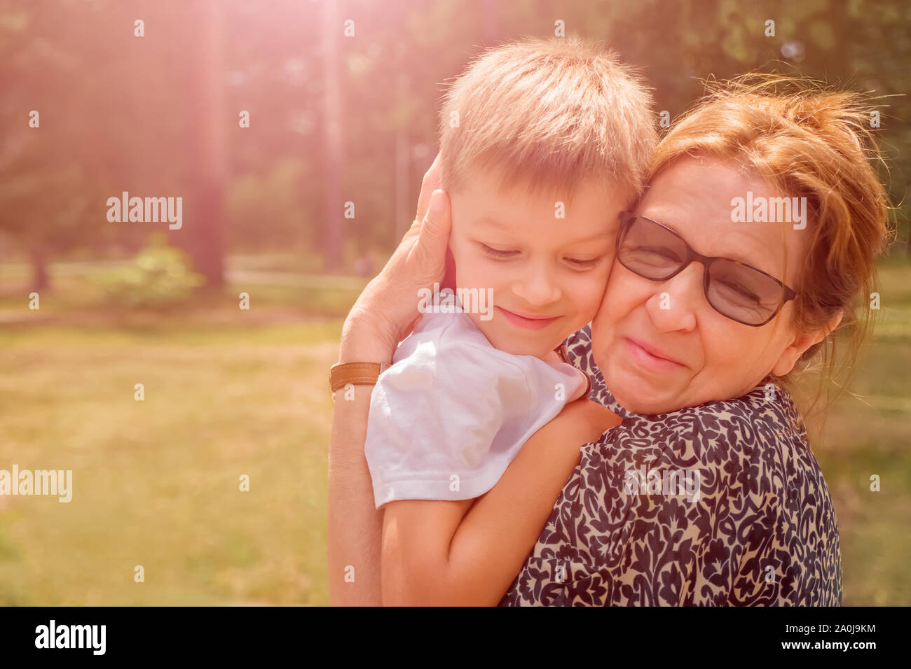 Frau mit Kind. Liebe Großmutter mit Enkel. Großmutter mit Enkel umarmen. Berühren Foto. Positive Emotionen von Liebe, Glück, Vertrauen Stockfoto