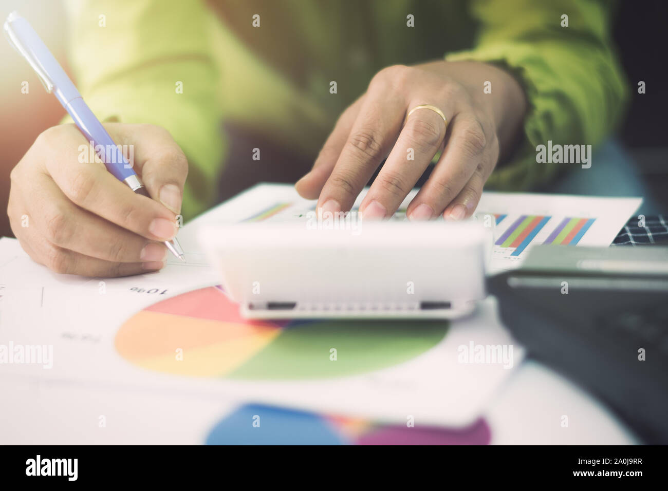 In legerer Kleidung Arbeiten am Rechner mit Statistik Grafik Geschäftsfrau. Geschäftliche und Finanzielle Konzept. Stockfoto