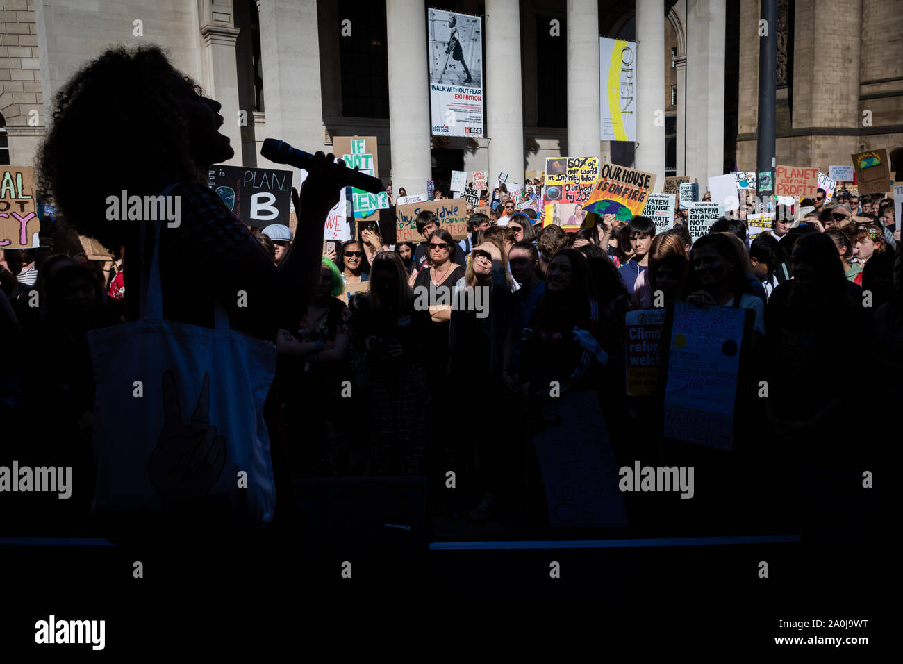 Manchester, Großbritannien. 20. September, 2019. Tausende Menschen die Straßen der Stadt am Nachmittag das Bewusstsein für den Klimawandel zu sensibilisieren. Die Demonstration wurde organisiert, die mit der UN-Klimapolitik Gipfel, die in New York in der nächsten Woche gehalten wird. Ähnliche Demonstrationen waren auch alle um das Land gehalten. Andy Barton/Alamy leben Nachrichten Stockfoto