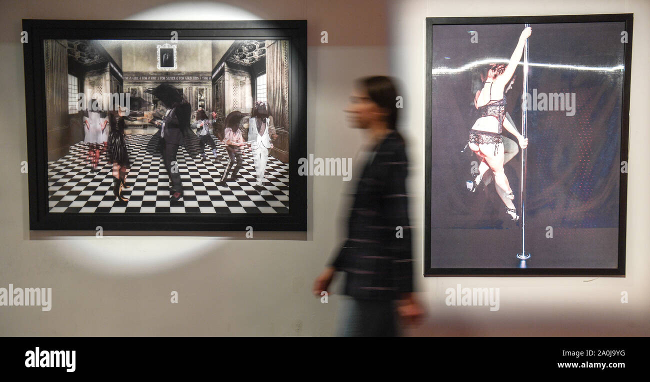 Eine Gallery Assistant Spaziergänge letzten Sieben für eine Geheime (links) und Weiß Pol von Derrick Santini, die im Haus der Kunst Galerie in Mayfair, London. Stockfoto