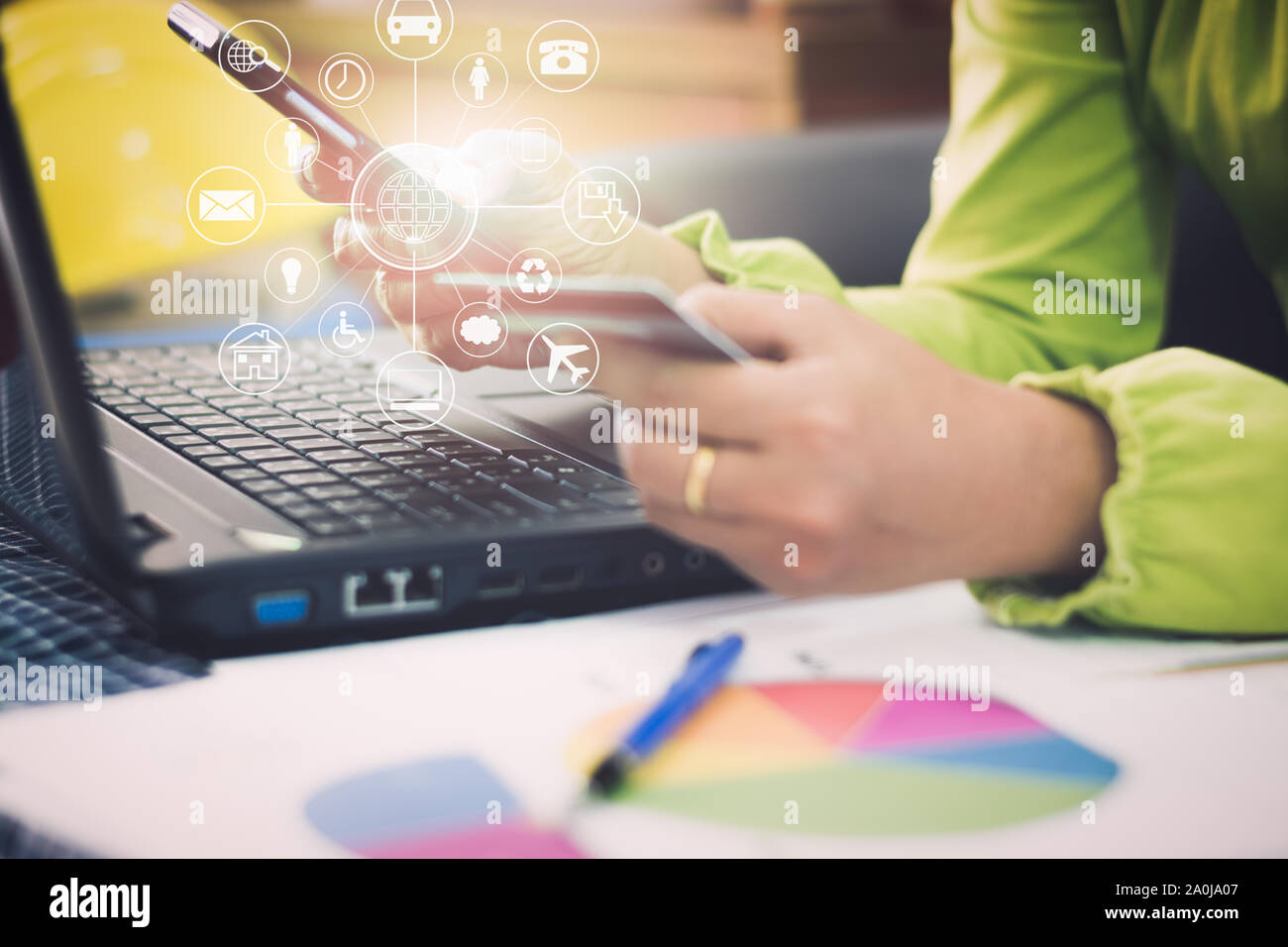 Frau in casual Shirt Bezahlung mit Kreditkarte online bei Bestellungen über das Internet mit Virtual Symbol Diagramm. Erfolgreiche Geschäftsfrau, Stockfoto