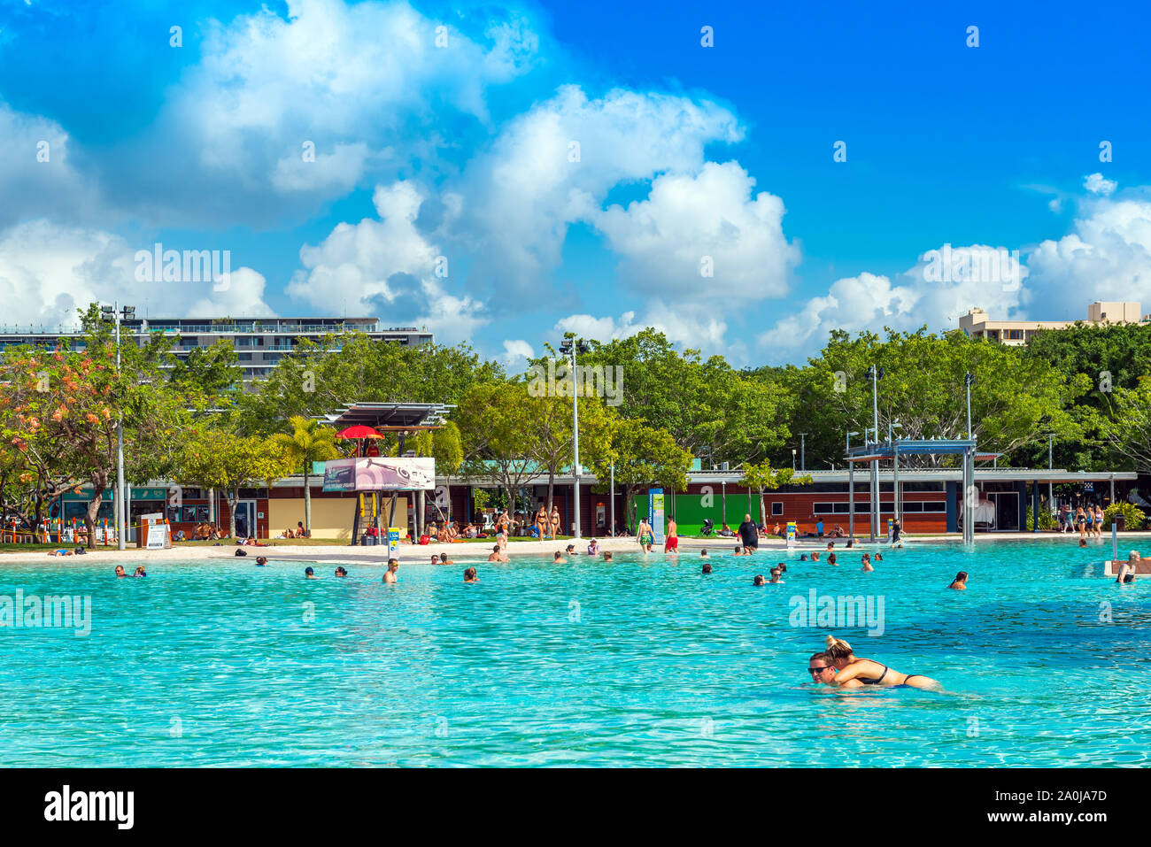 CAIRNS, AUSTRALIEN - 11 November, 2018: Atemberaubende öffentliches Schwimmbad Stockfoto