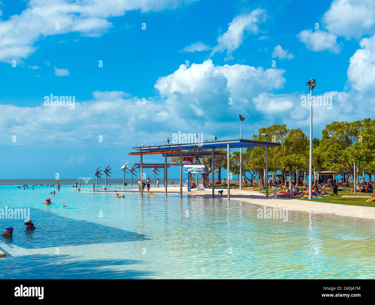 CAIRNS, AUSTRALIEN - 11 November, 2018: Atemberaubende öffentliches Schwimmbad Stockfoto