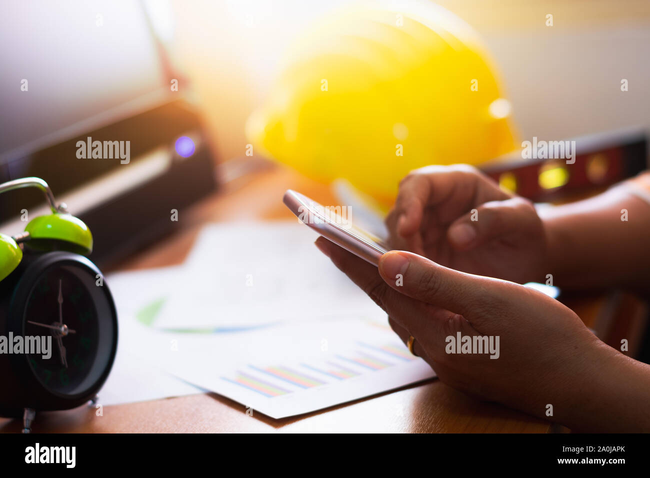 Hände von Geschäftsleuten holding Handy am Schreibtisch im Büro. Business und Finanzen Konzept. Stockfoto