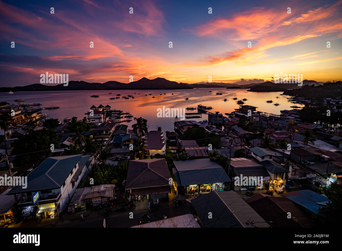 Blick auf den Sonnenuntergang über der Stadt von Coron, Philippinen Stockfoto