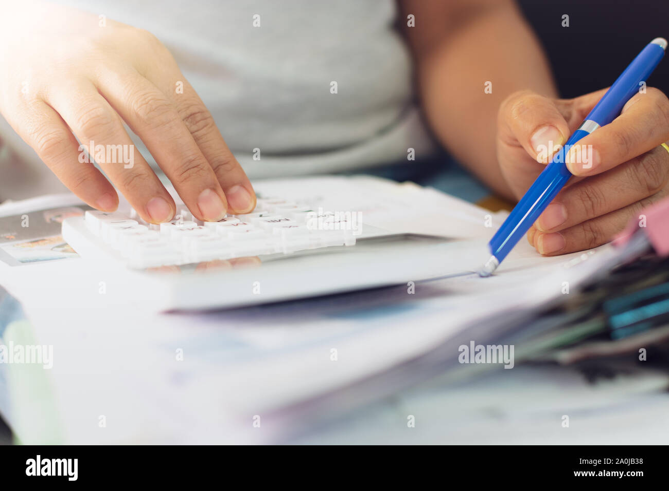 Die Hände der Frau ist die Berechnung der Aufwendungen Dokumente zu Hause, Geschäftskonzept. Stockfoto