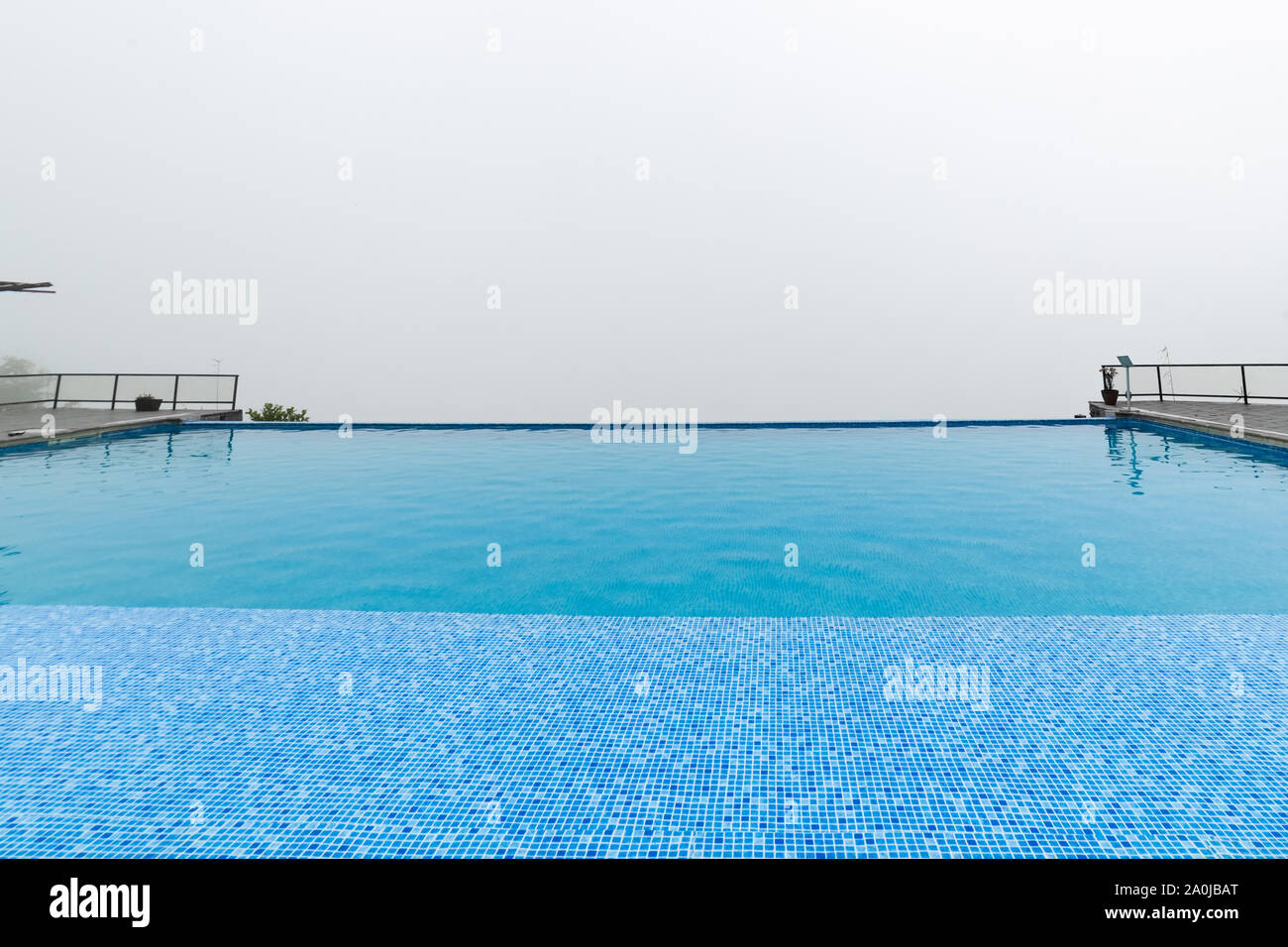 Infinity Pool mit Nebel weißer Hintergrund Stockfoto