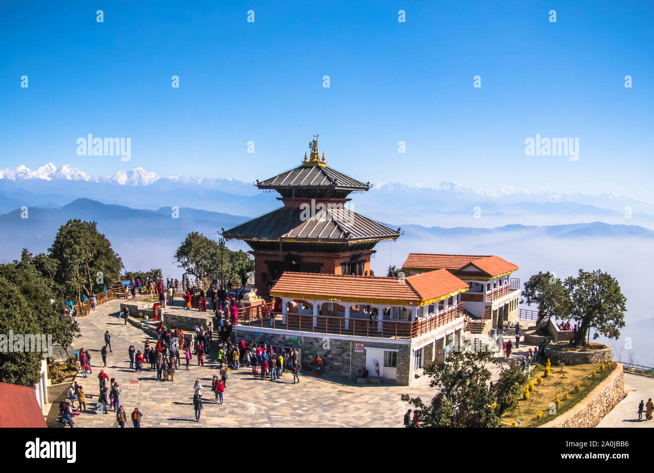 Hindu Tempel mit Himalaya Bereich im Hintergrund Stockfoto