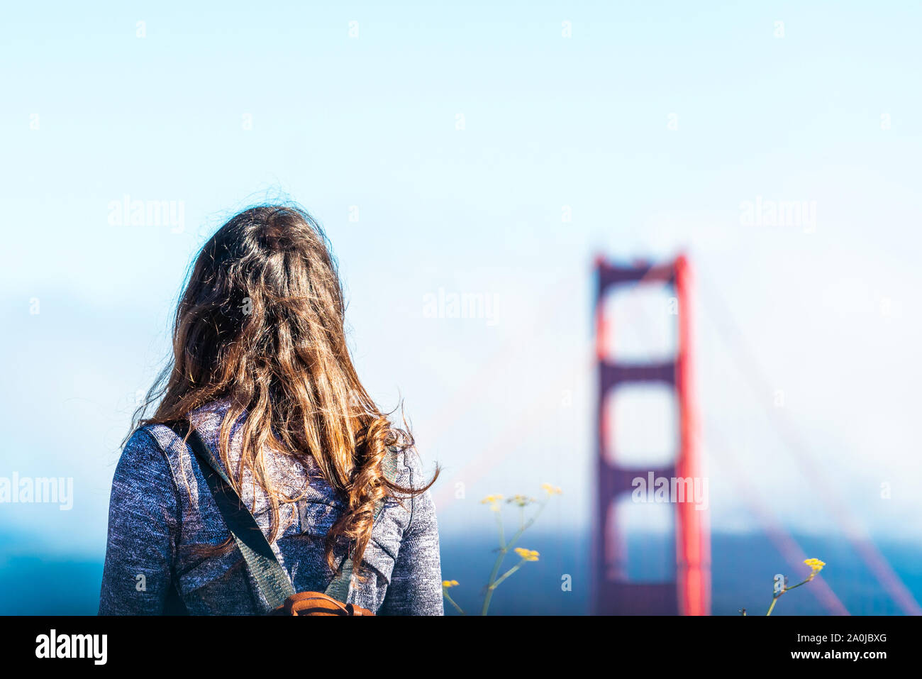 Mädchen auf dem Hintergrund der Golden Gate Bridge in San Francisco, USA. Mit selektiven Fokus Stockfoto