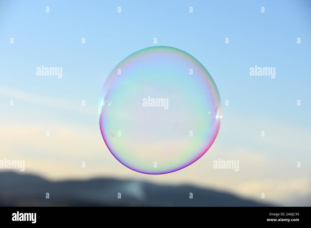 Soap Bubble, die in der Luft schweben und blauer Himmel Hintergrund Stockfoto