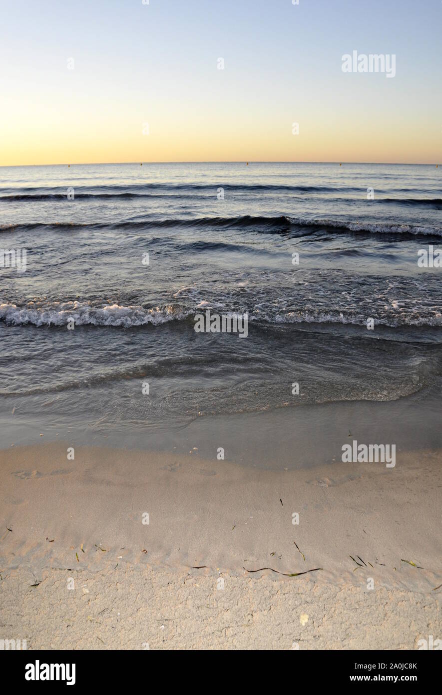 Strand in Alicante, Spanien am frühen Morgen Stockfoto