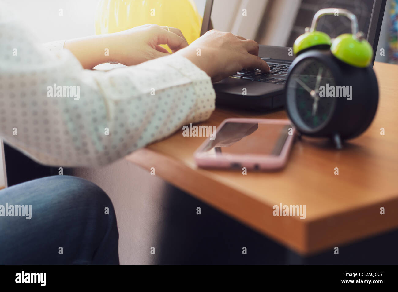 Geschäftsfrau eingabe Laptop auf dem Schreibtisch im Büro. Wirtschaft und Technologie Konzept. Stockfoto