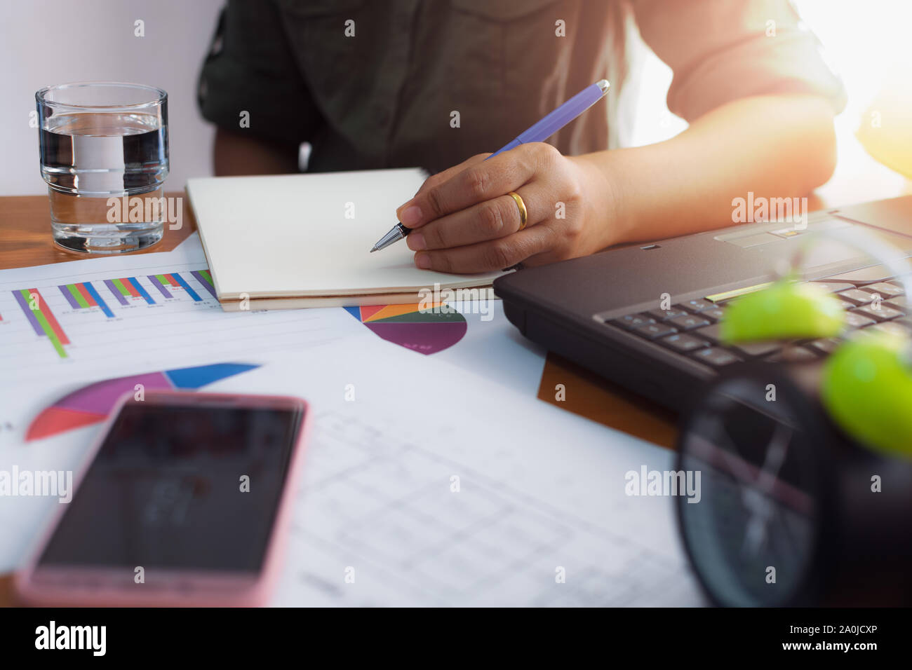Frau schreibt am Schreibtisch im Büro. Geschäftskonzept. Stockfoto