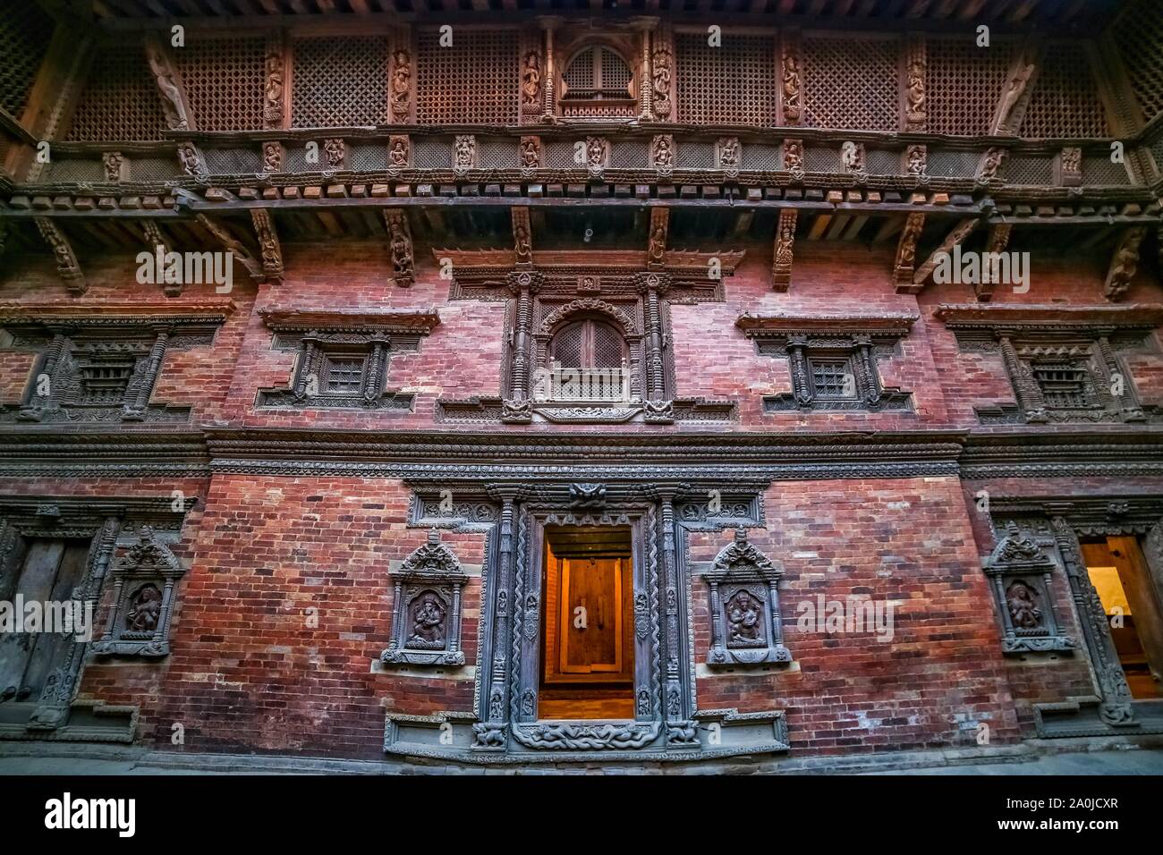 Nepalesische traditionellen Stil Fenster, Türen und Holzschnitzereien an den Wänden eines alten Palastes. Stockfoto