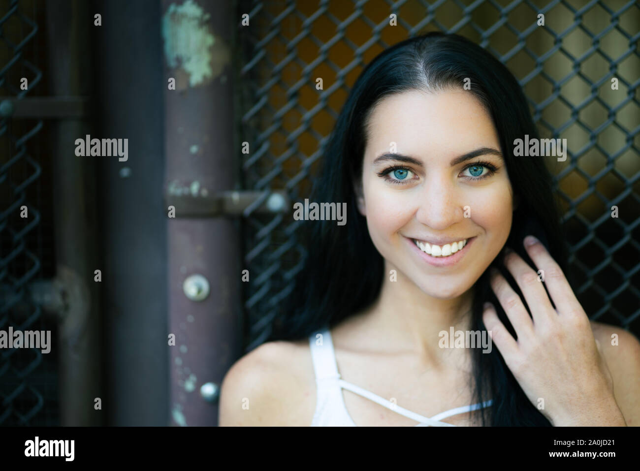 Schöne junge zuversichtlich Porträt der dunkelhaarige Frau outdoor städtische Umwelt Stockfoto