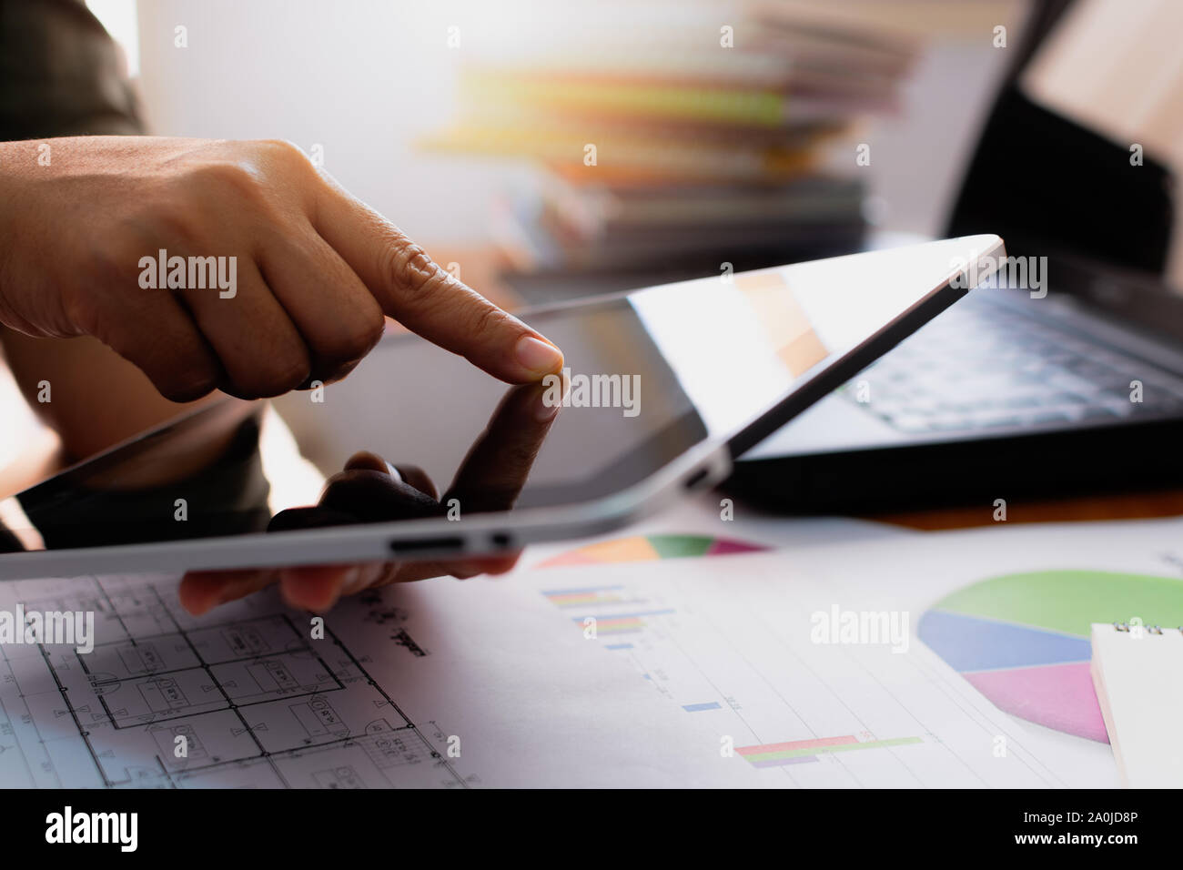 Hände von Frau mit Tablet-PC am Schreibtisch im Büro. Wirtschaft und Technologie Konzept. Stockfoto