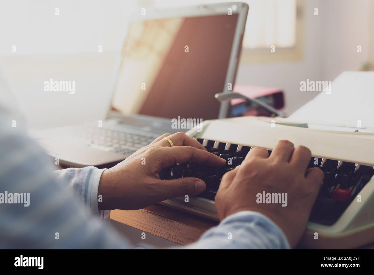 Hände von Frau Tippen auf Schreibtisch im Büro. Office Life Konzept. Stockfoto