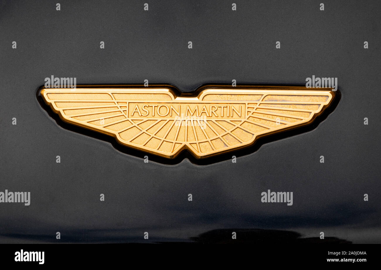 Die goldenen Flügel Logo von Aston Martin auf einem Auto Motorhaube Stockfoto